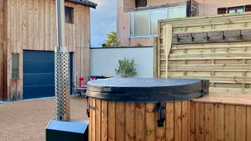 Bañera de hidromasaje al aire libre