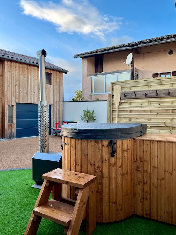 Outdoor spa tub
