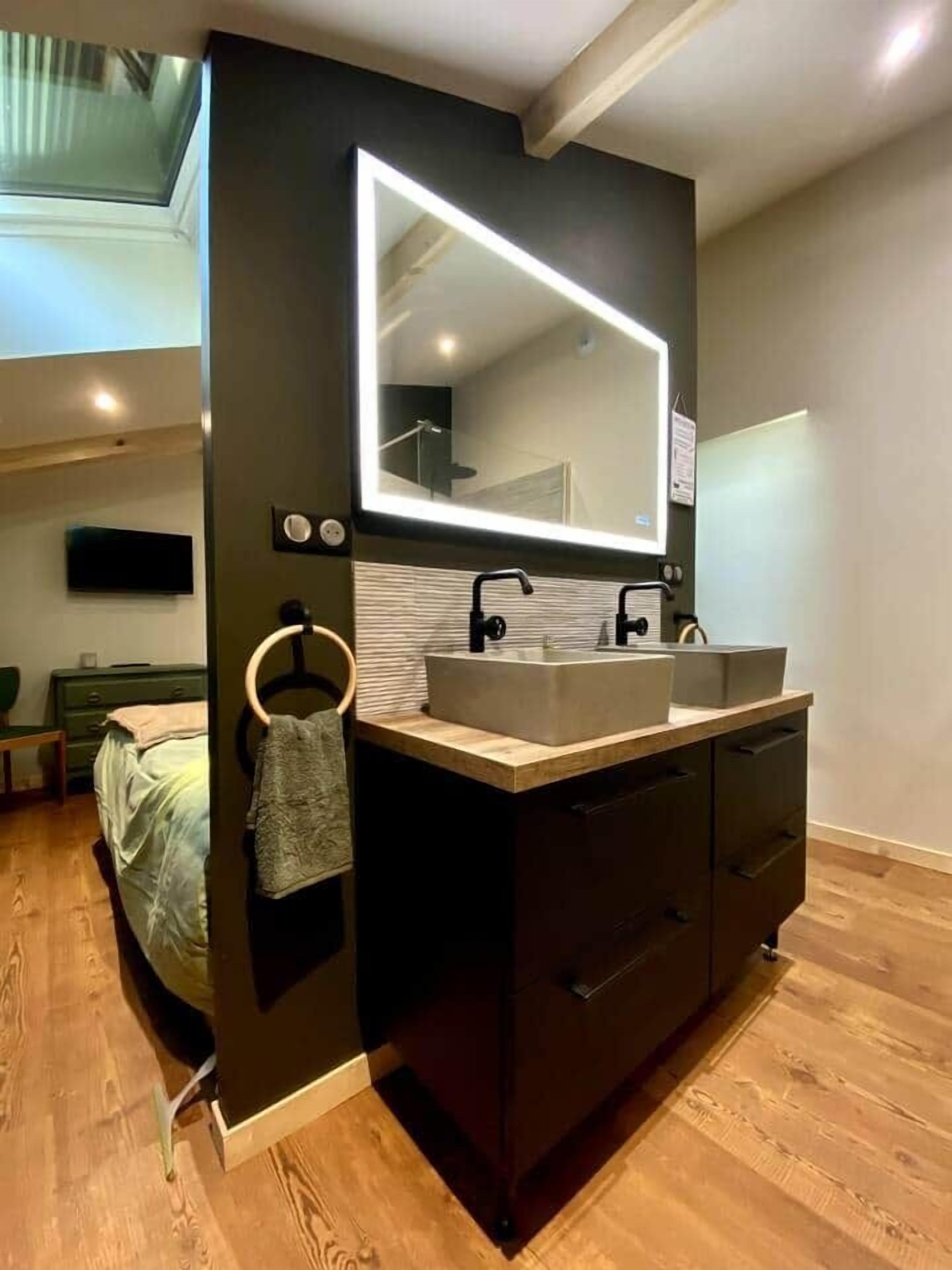 1 dormitorio, tabla de planchar con plancha, wifi y ropa de cama