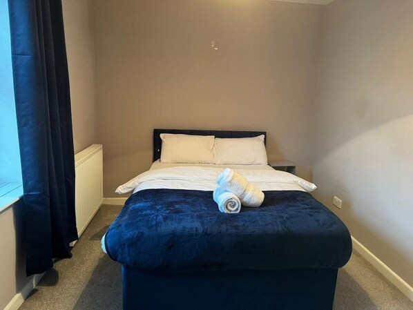 3 bedrooms, iron/ironing board, WiFi (free), bed sheets