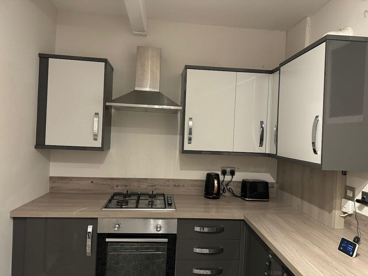 Een moderne keuken met een gasfornuis, oven en magnetron.