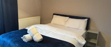 3 bedrooms, iron/ironing board, WiFi (free), bed sheets