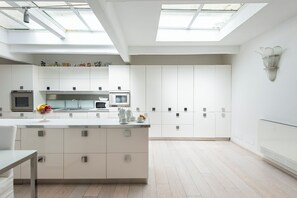 Fridge, microwave, oven, stovetop - THE GREAT BEAUTY (Roma)