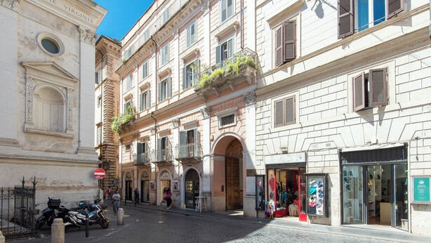 A street view with historic buildings, a clear sky, and a no entry sign. - The Great Beauty – Pantheon Luxury Stay (Roma)