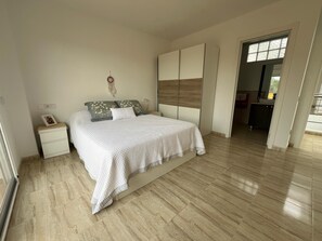 4 dormitorios, tabla de planchar con plancha, ropa de cama