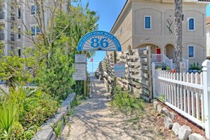 Property grounds - Stunningly Remodeled 2-Bedroom Townhouse Across the Street From the Beach! (Panama City Beach)