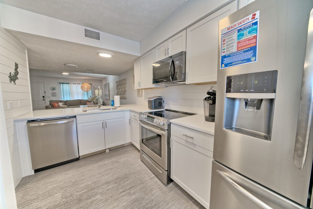 Réfrigérateur, four à micro-ondes, un four, surface de cuisson