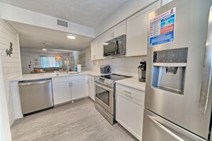 Kjøleskap, mikrobølgeovn, ovn og kokeplater