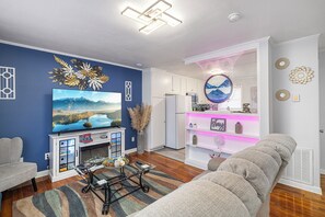 Smart TV, fireplace, video games - One of a Kind LED Sand Art - Nintendo - Large Parking Area - EV Charger (Lincolnton)