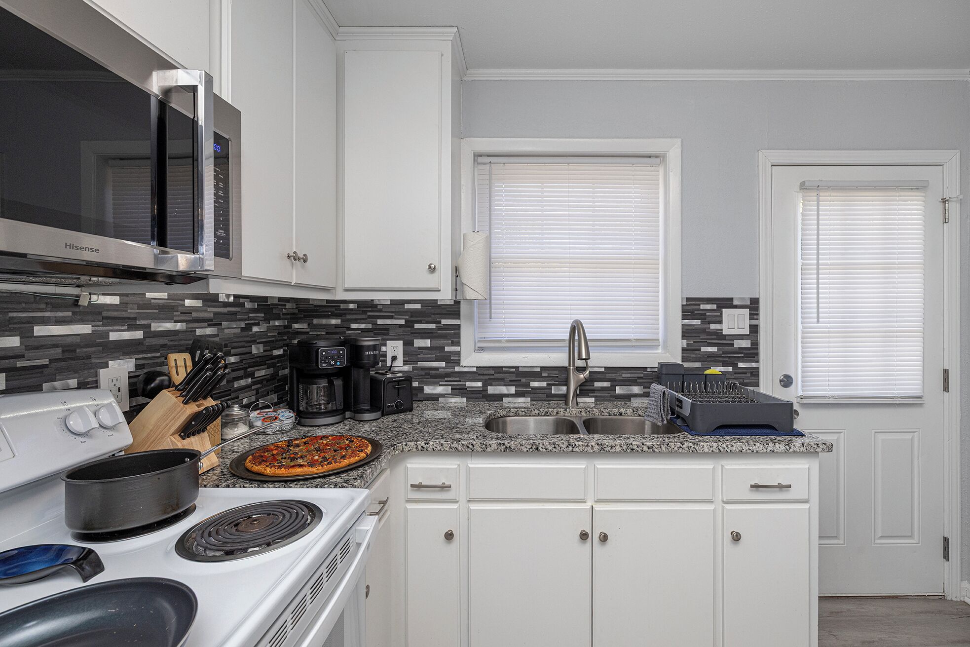 Réfrigérateur, micro-ondes, four, plaque de cuisson