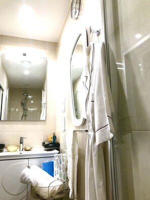 Dusche, Haartrockner, Handtücher