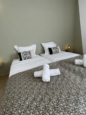 Premium bedding, desk, laptop workspace, soundproofing - Le Clos du Thoronet (Le Thoronet)
