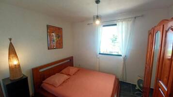 3 slaapkamers, een strijkplank/strijkijzer, reisbedje, gratis wifi