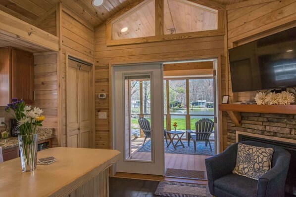 Fernseher, Kamin, Arbeitsbereiche