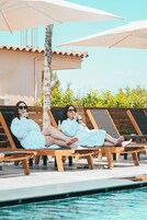 Una piscina al aire libre de temporada