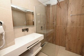 Shower, free toiletries, slippers, towels - Monun Hotel (Ksamil)