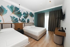 Triple Room, Balcony, Sea View | Desk, free WiFi, bed sheets - Monun Hotel (Ksamil)