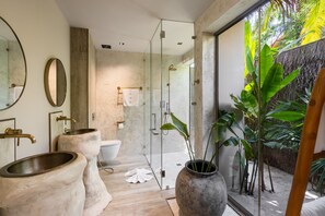 Douche, séchoir à cheveux, serviettes fournies, savon