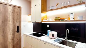 Täysikokoinen jääkaappi, vedenkeitin, riisinkeitin, yleiskone