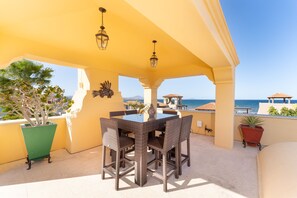 تناول الطعام بالخارج