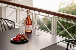 Outdoor dining - Elkorin Jacuzzi Luxury Living (CHANIA)