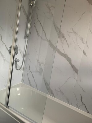 Apartamento | Banheiro | Chuveiro, produtos de toalete grátis, secador de cabelo
