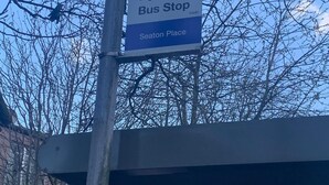 Ein Bushaltezeichen mit dem Logo des Aberdeen City Council und einem Bus-Symbol, das eine Haltestelle für öffentliche Verkehrsmittel anzeigt.