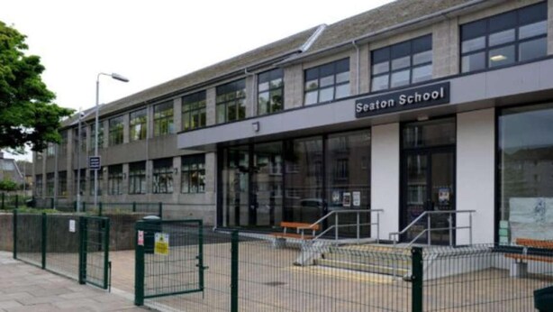 Ein Seaton School Gebäude mit moderner Architektur, gekennzeichnet durch große Fenster und einen markanten Eingang.