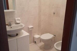 Regadera, secadora de cabello, bidet, toallas 
