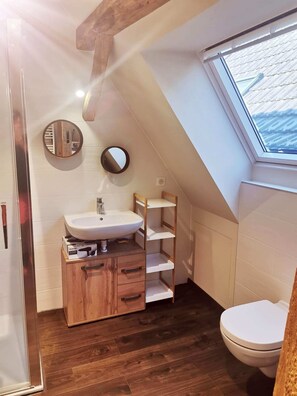 Dusj, hårføner og håndklær