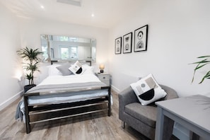 1 bedroom, desk, free WiFi, bed sheets - Flat/private garden, coastal walking (Penzance)