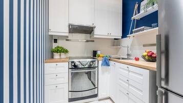 Fridge, oven, toaster, cookware/dishes/utensils