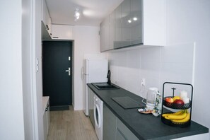 Jääkaappi, mikroaaltouuni, keittoastiat/astiat/ruokailuvälineet