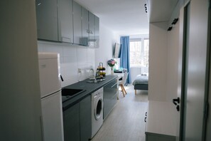 Refrigerador, microondas, utensilios de cocina y condimentos 