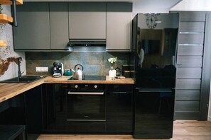 Geladeira, micro-ondas, fogão, cooktop