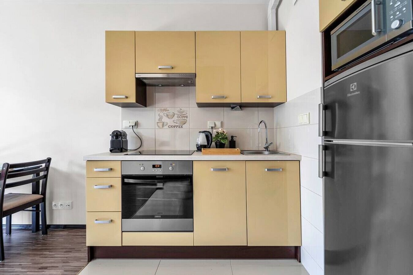 Frigorífico, microondas, horno y lavavajillas