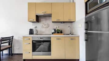 Frigorífico, microondas, horno y lavavajillas