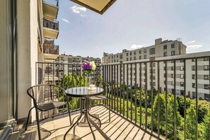Outdoor dining - Metro Bemowo Studio - Balcony, Parking, near Metro by Rentujemy (Warszawa)