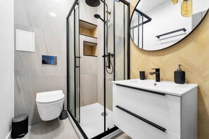 Amenidades de baño gratuitas, secadora de cabello, toallas