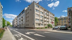Un edificio residenziale a più piani con facciata piatta, ampie finestre e balconi.
