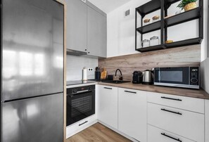 Fridge, microwave, oven, stovetop - Powiśle Business Apartments - Balcony, Workspace - by Rentujemy (Warszawa)