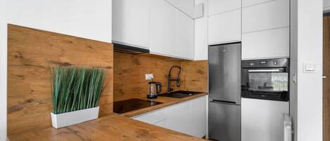 Een koelkast, een magnetron, een oven, een kookplaat