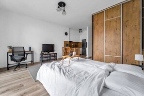 1 habitación, escritorio, tabla de planchar con plancha y wifi gratis 