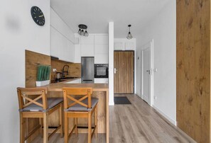 Een koelkast, een microgolfoven, een oven, een kookplaat
