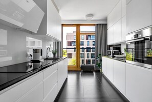 Kjøleskap, mikrobølgeovn, ovn og kokeplater