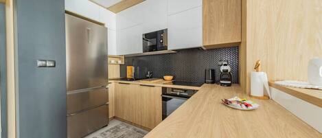 Jääkaappi, mikroaaltouuni, uuni, astianpesukone