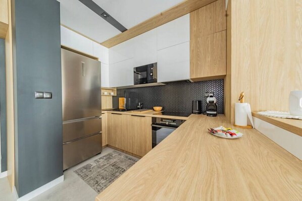 Frigorífico, microondas, horno y lavavajillas