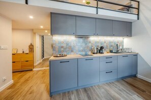 Kjøleskap, mikrobølgeovn, ovn og kokeplater