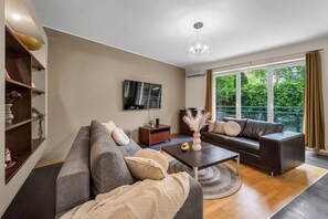 Smart TV - 90m2 Prestige Suite - Parking & Jacuzzi & AirCon by Rentujemy (Warszawa)