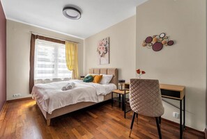 2 bedrooms, desk, iron/ironing board, free WiFi - 90m2 Prestige Suite - Parking & Jacuzzi & AirCon by Rentujemy (Warszawa)